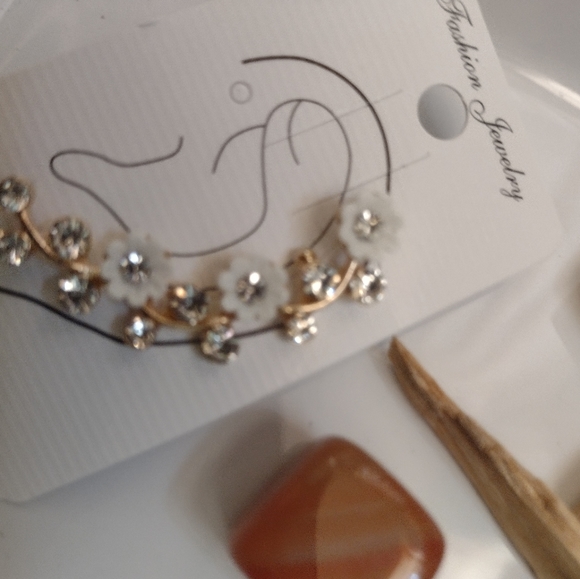 NEW JUST IN TIME FOR SPRING 🌼🌼 BLOSSOMS IN WHITE EAR CUFFS - Picture 5 of 5